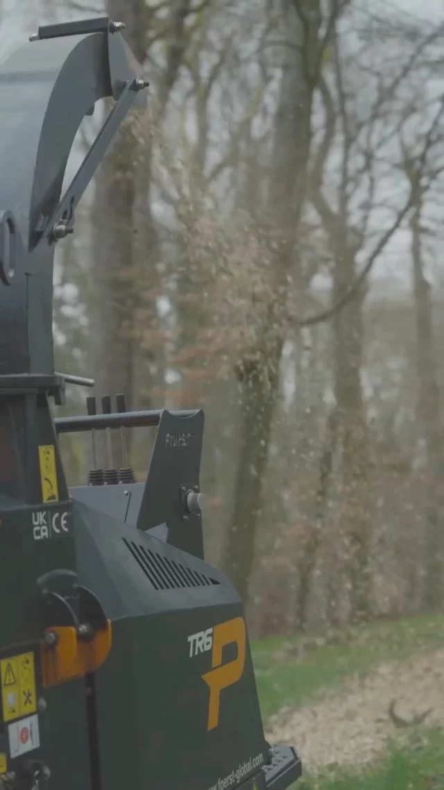 A sinfony of noise and power - Der Raupenhacker TR6 von @forst_holzhaecksler ist einfach ein tolles Teil. Dank dem @maschinenpark.saar konnten wir direkt einige Kubik an Hackschnitzel im Friedwald direkt vor Ort produzieren.